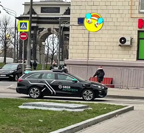 Машина следит за прохожими