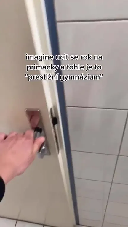 Prestižní gymnázium a rozbité dveře