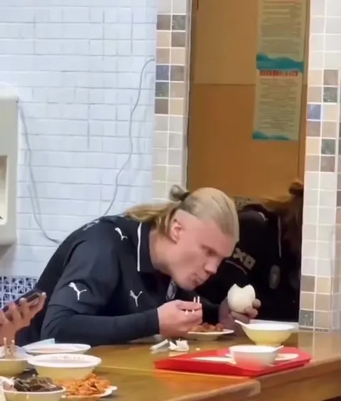 Холанд жадно ест