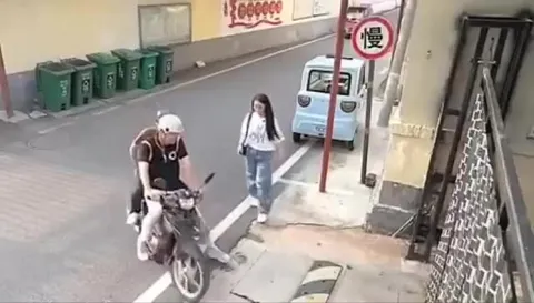 慢车突然冲上台阶