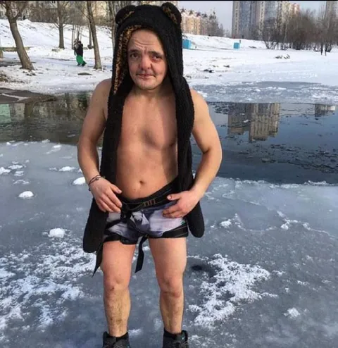 Мужчина на льду зимой