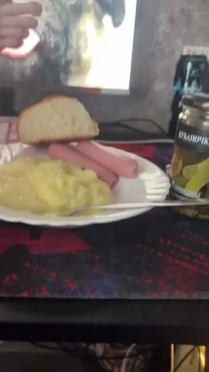 Ужин ногами за компьютером