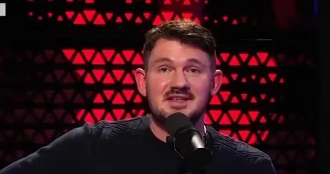 Мужчина говорит в микрофон