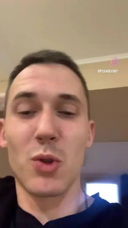 Парень драматично переживает