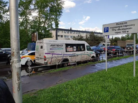 Айтеко на парковке