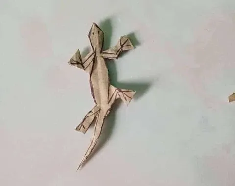 Бумажная ящерица на стене