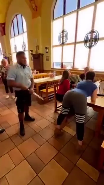 Официант с деревянной лопаткой