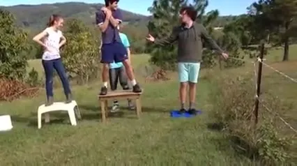 Цепочка людей рушится
