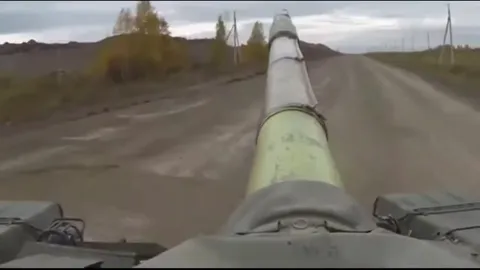 Танки едут под музыку