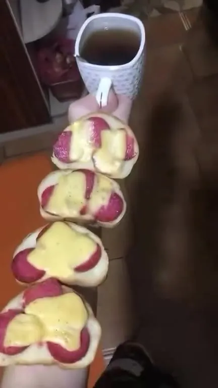 Чай и колбаса на руке
