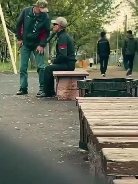 Скамейка отправила в урну