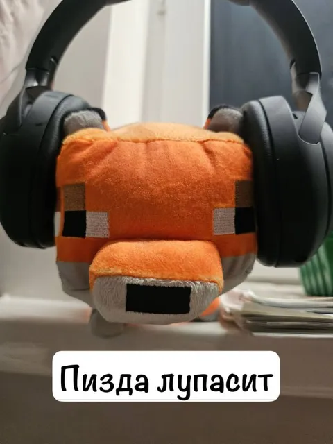 Плюшевая лиса слушает музыку