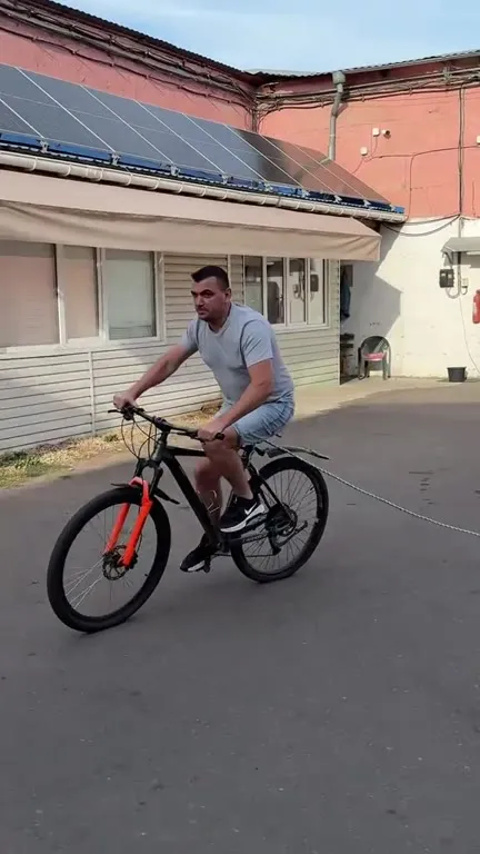 Велосипедист не заметил трос