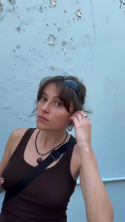 Спросила дорогу до вокзала