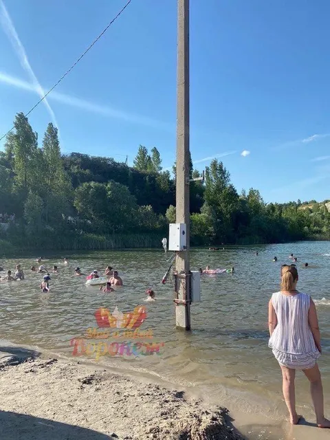 Электрический столб на пляже