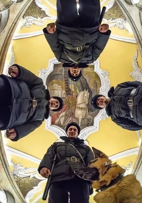 Милиционеры смотрят вниз