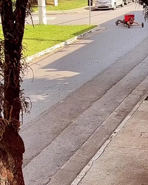 Доставщик теряет колёса