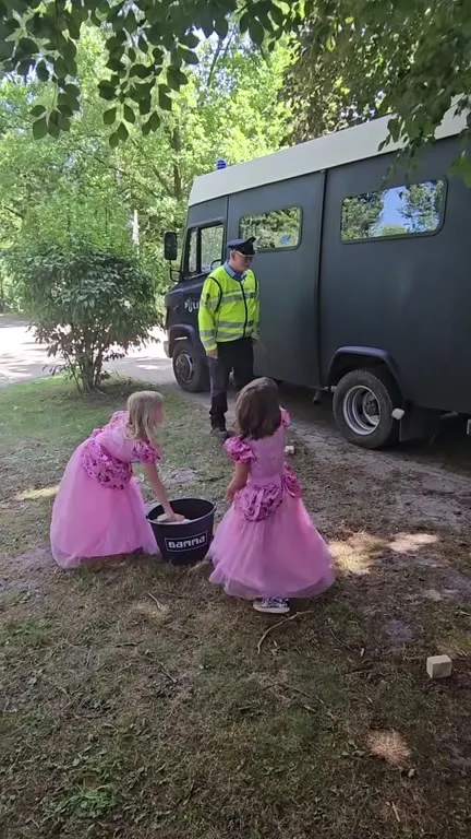 Prinsessen bekogelen de politie