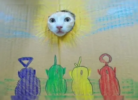 Кот-солнце среди странных фигур