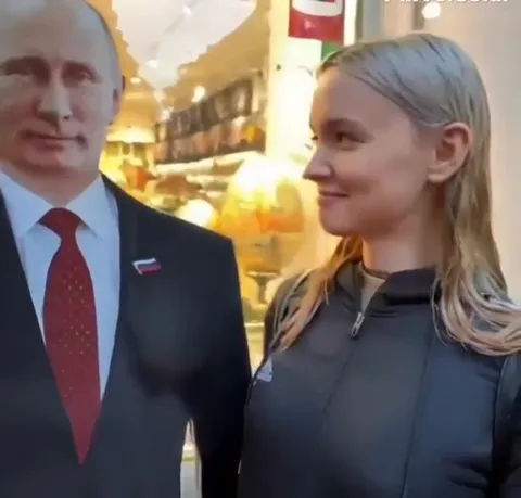 Путин целует девушку