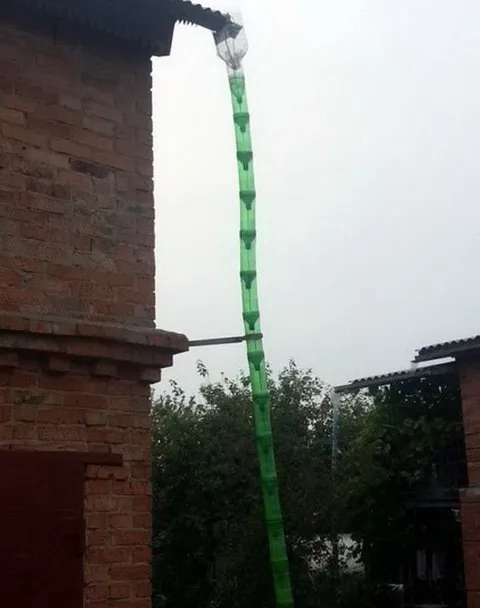 Огромный огурец у дома
