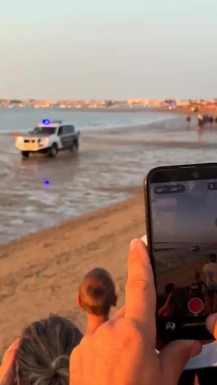 Скачки на пляже на закате