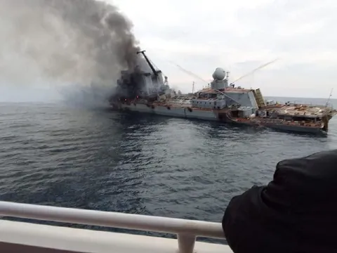 Подбитый корабль в море