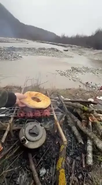 Шашлык у горной реки