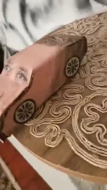 Машина с лицом на столе