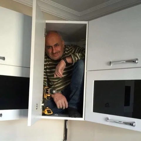 Мужчина в шкафу с дрелью