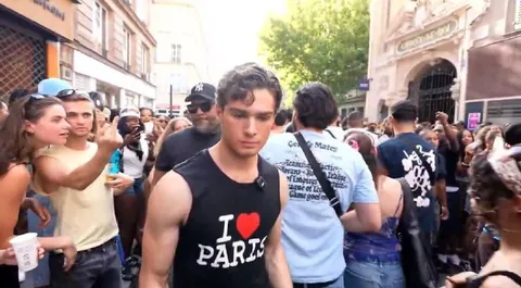 Парень в майке I ❤️ Paris