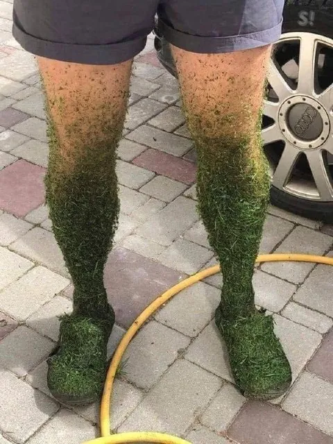 Ноги, заросшие травой