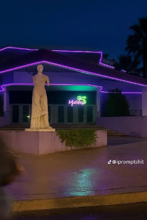 Marilyn statue at night