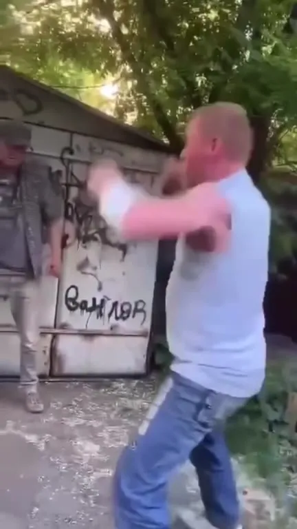 Танцующий боец у гаража