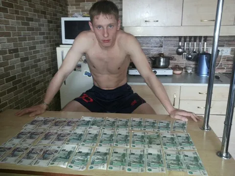 Парень с деньгами на столе