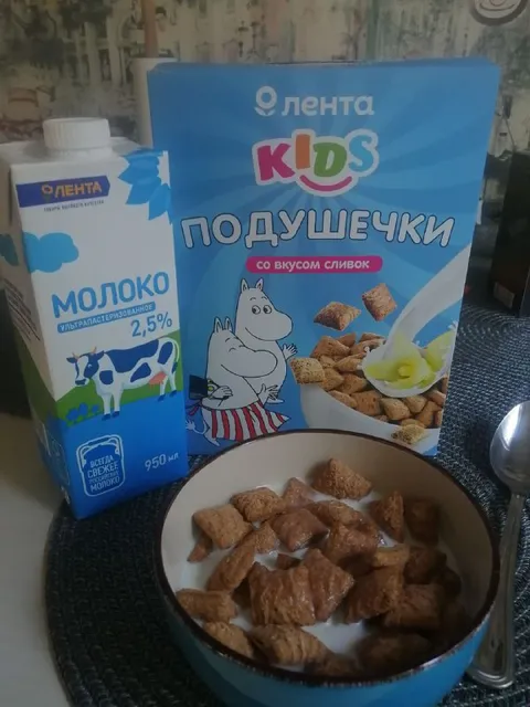 Завтрак с подушечками и молоком