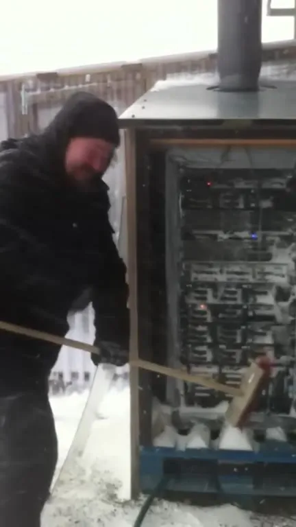 Мужчина чистит сервер от снега
