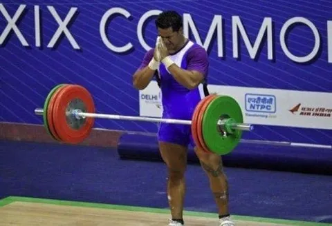 Weightlifter Says a Prayer