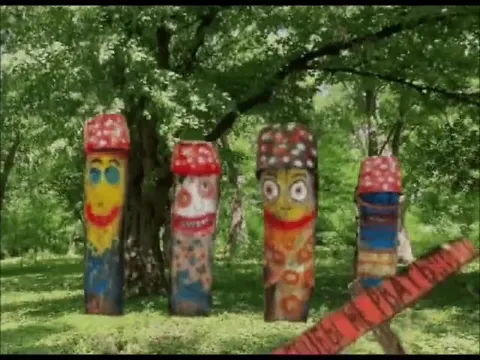 Die singenden Holzfiguren im Wald
