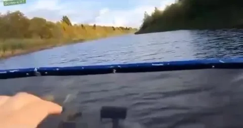 Катер мчится по реке