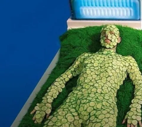 Человек, покрытый огурцами
