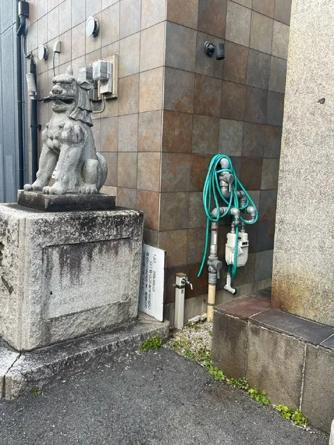 狛犬と水道管の共演