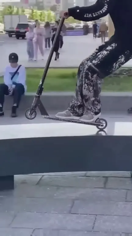 Неудачный трюк на самокате