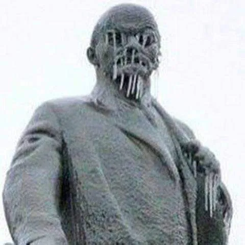Жуткая статуя с зубами