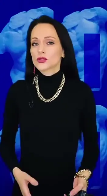 Женщина эмоционально объясняет