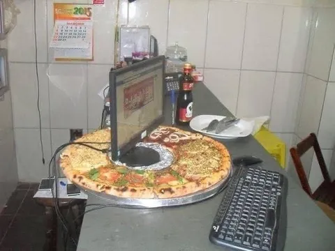 Pizza com computador no meio