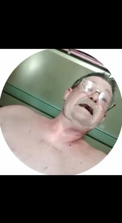 Усатый мужик машет рукой