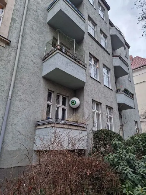 Глаз на фасаде дома
