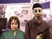 Мужчина с автоматом на фоне Sony