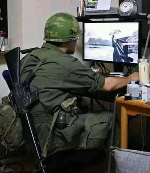Солдат играет в компьютер